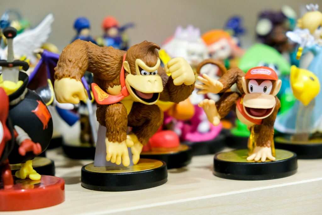 Donkey Kong vinyl figure on table, Amiibos, Amiibo Figuren, Amiibos als Merchandise Figuren und Aktivierung von Game Features in den Spielen.